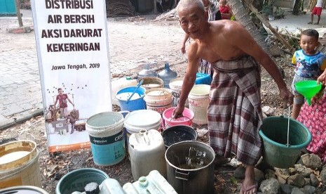 Bantuan air bersih Aksi Cepat Tanggap (ACT) disalurkan kepada warga yang kesulitan mengakses air bersih akibat musim kemarau di wilayah Jawa Tengah, Jumat (23/8). Sebanyak 270 ribu liter air bersih disalurkan untuk wilayah terdampak kekeringan di 10 daerah di Jawa Tengah. 