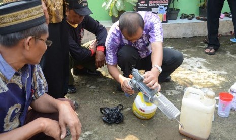 Bantuan alat fogging dari IPB untuk warga Sukawening