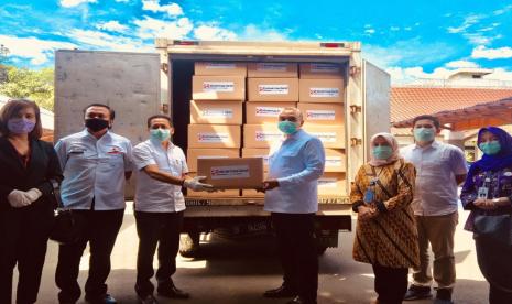 Bantuan Alat Perlindungan Diri (APD) sebagai program CSR Sinar Mas Land melalui PT. Bumi Serpong Damai Tbk., diserahkan hari ini (2/4/2020) oleh Kepala Divisi Corporate Affairs, Dony Martadisata kepada Bupati Tangerang, A. Zaki Iskandar yang didampingi oleh Direktur Rumah Sakit Umum Kabupaten Tangerang drg. Hj. Naniek Isnaini L, M.Kes di Pendopo Kabupaten Tangerang, Jl. Ki Samaun No.1, Kota Tangerang. Bantuan tersebut kemudian akan disalurkan oleh Pemerintah Daerah ke sejumlah rumah sakit rujukan yang menangani pasien korona di wilayah Kabupaten Tangerang.