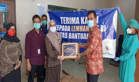 Bantuan alkes dari Lemhannas diberikan kepada tenaga medis untuk mengatasi pandemi Covid-19.