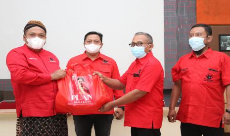 Bantuan beras premium sejumlah 2000 paket dari Ketua DPR Puan Maharani disalurkan melalui Anggota DPR RI Komisi IV, Mohammad Nabil Harun atau yang akrab disapa Gus Nabil