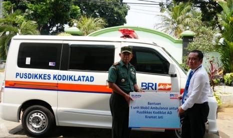 Bantuan CSR ambulans diserahkan Pimpinan Cabang BRI Kramat Jati, Cecep Andriana (kanan) kepada Komandan Pusdikkes Kodiklat AD, Bidik Catur Prasetyo, di kantor Pusdikkes, Kramat Jati, Jakarta. 