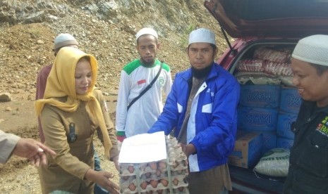 Bantuan dari BMH diserahkan oleh SAR Hidayatullah kepada korban banjir Kowane Utara.