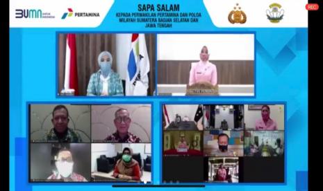 Bantuan diserahkan Direktur Utama Pertamina Nicke Widyawati kepada Ketua Pembina Yayasan Kemala Bhayangkari (YKB) Fitri Idham Aziz dan disaksikan Irjen. Pol. Drs. H. Ahmad Dofiri, M.Si selaku Asisten Logistik Polri sekaligus Penasihat Utama Yayasan Kemala Bhayangkari secara daring pada Jumat (9/10). 