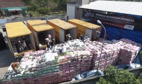 Bantuan 2.000 ton beras untuk pengungsi Rohingya.