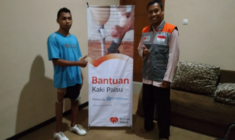 Bantuan kaki palsu dari Rumah Zakat bersama Kitabisa.com.