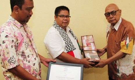 Bantuan kemanusiaan Palestina diserahkan oleh Ketua Dewan Pembina JSIT, Sukro Muhab kepada Ketua Umum KNRP Suripto disaksikan oleh Ketua Departemen Sosial dan Kemanusiaan JSIT, Sahroni.