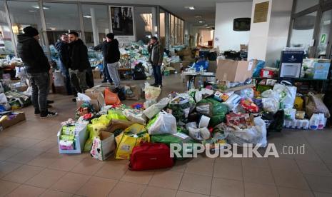  Bantuan kemanusiaan Polandia dikumpulkan untuk diangkut ke Ukraina, di Przemysl, Polandia tenggara, 27 Februari 2022. Polandia menyiapkan bantuan kemanusiaan, baik untuk mereka yang membutuhkan di Ukraina maupun untuk pengungsi Ukraina di Polandia. Muslim dan Yahudi Brooklyn Bersatu Kumpulkan Bantuan Kemanusiaan Bagi Ukraina