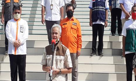 Ganjar Tegaskan Sholat Idul Fitri di Rumah. Gubernur Jawa Tengah Ganjar Pranowo (tengah).