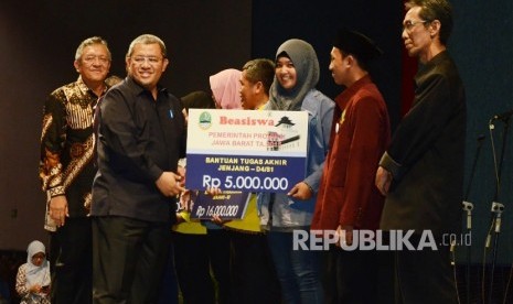 Bantuan Lazis PLN: Gubernur Jabar Ahmad Heryawan secara simbolis memberikan bantuan dari Lembaga Amil Zakat Infaq dan Shodaqoh (LAZIS) PLN berupa beasiswa Program(25/2).