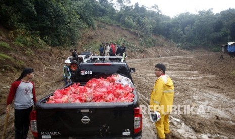 Bolehkah Relawan Bencana Tinggalkan Shalat?. Foto: Bantuan logistik makanan dan pakaian saat akan distribusikan oleh relawan ke desa terdampak bencana di Desa Harkat Jaya, Sukajaya, Bogor, Jawa Barat, Rabu (8/1/2020).