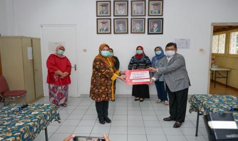 Bantuan mesin tes corona dari Ketua DPR Puan Maharani diserahkan oleh Ketua Fraksi PDI Perjuangan DPR RI Utut Adianto di Lab Mikrobiologi UI di Kawasan Cikini, Jakarta Pusat. Bantuan diterima oleh   Wakil Dekan FKUI Bidang Pendidikan Penelitian dan Kemahasiswaan Prof. dr. Dwiana Ocviyanti, SpOG(K), MPH.