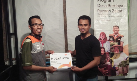 Bantuan Modal. Rumah Zakat memberikan bantuan modal untuk pengusaha kerupuk klejat di Desa Serangan.