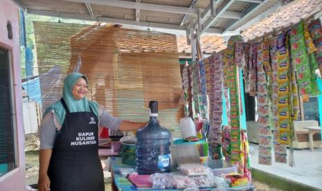  Bantuan modal usaha dari Badan Amil Zakat Nasional (Baznas) sangat dirasakan manfaatnya oleh Ratih, seorang penjual gado-gado di Desa Jabon Mekar, Parung, Kabupaten Bogor, Jawa Barat. 