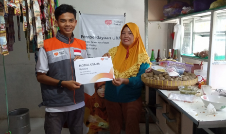 Bantuan Modal Usaha. Rumah Zakat memberikan bantuan modal dan usaha untuk Ratmini mengembangkan usaha mi ayam miliknya.