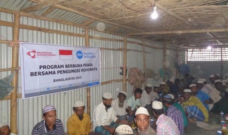 Bantuan paket berbuka puasa untuk Muslim Rohingya di camp pengungsian di Rakhine, Myanmar.