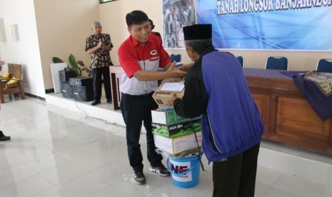 Bantuan paket hunian sementara untuk korban longsor Banjarnegara.