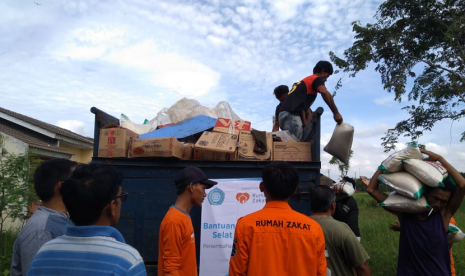 Bantuan Paket Logistik. PKK Bandung dan Rumah Zakat menyalurkan bantuan 250 paket logistik untuk masyarakat Kampung Sidamukti, Kecamatan Sukaresmi yang terdampak tsunami Selat Sunda.