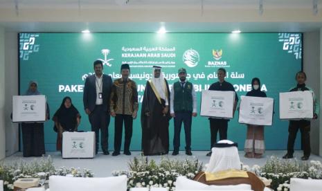 Bantuan paket pangan Ramadhan dari King Salman Humanitarian Aid and Relief Center (KSRelief) bekerja sama dengan Badan Amil Zakat Nasional (BAZNAS) di kantor BAZNAS, Jakarta, Senin (20/3/2023).