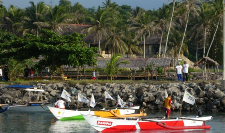 Bantuan perahu dari Bukalapak bekerja sama dengan ACT untuk nelayan terdampak tsunami Selat Sunda di Pandeglang, Banten.