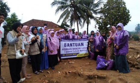 Bantuan Salimah ke korban terdampak banjir.