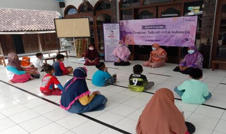 Bantuan sembako dan santunan untuk anak yatim di Kudus.