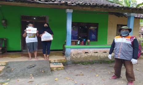 Bantuan Sembako terus disalurkan oleh Rumah Zakat untuk masyarakat yang sedang menjalankan isoman karena Covid-19. Kali ini, bantuan diberikan kepada warga yang berada di Kelurahan Banjaroyo, Kamis (22/7).