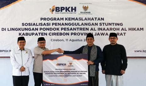 Bantuan senilai Rp 278.850.000 tersebut secara simbolis diserahkan oleh Pimpinan Baznas RI Bidang Pengumpulan Rizaludin Kurniawan, bersama Kepala Badan Pelaksana BPKH Fadlul Imansyah kepada lima orang perwakilan penerima manfaat, di Aula Akper Buntet Pesantren Komplek Pondok Buntet Pesantren, Kabupaten Cirebon, Jawa Barat, Jumat (11/8/2023). 