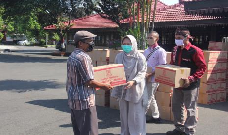 Bantuan sosial terdampak Covid-19 dari Pemprov Jateng, mulai disalurkan di Kabupaten Purbalingga. Bupati Purbalingga Dyah Hayuning Pratiwi menyebutkan, dalam dalam program Bansos Provinsi ini, Kabupaten Purbalingga mendapat kuota bantuan sebanyak 43.542 KK.