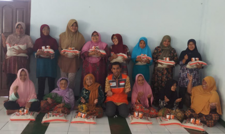 Bantuan untuk Dhuafa. Rumah Zakat Cilegon memberikan bantuan untuk masyarakat dhuafa di Desa Berdaya Kebondalem, Cilegon.