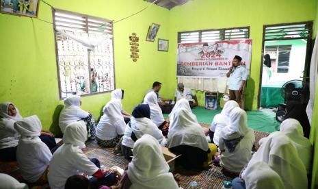 Bantuan untuk para santri di Dusun IV, Desa Baru, Batang Kuis, Kabupaten Deli Serdang, Sumatera Utara. 