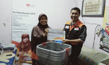 Bantuan Usaha. Keranjang baru untuk membantu usaha laundry warga binaan Rumah Zakat, Kriswanti.