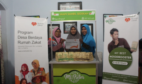 Bantuan Usaha Rumah Zakat. Rumah Zakat memberikan bantuan sarana usaha untuk anak-anak muda yang merintis merek dagang Mr Kelor.