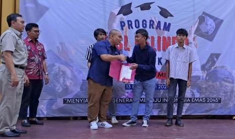 Perwakilan pelajar dari total 144 yang mengalami kendala ijazah mendapat bantuan. 