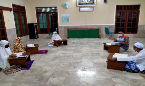 Banyak cara yang dilakukan masyarakat untuk mengisi waktu di bulan Ramadhan. Dan salah satu yang ditunggu oleh sebagian jamaah Masjid Shirotus salam Bancaan, Sidorejo Lor Kota Salatiga Jawa Tengah adalah mengisi waktu sebelum berbuka dengan belajar bersama membaca Alquran sesuai dengan kaidah hukum tajwid.