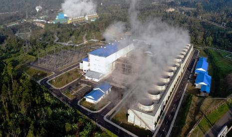 Banyak orang menganggap geothermal sebagai energi untuk membangkitkan listrik. Tentu benar. Energi panas bumi itu sudah dipakai sejak seratus tahun lalu untuk pembangkit listrik. Sebanyak 29 negara pun telah memanfaatkan geothermal untuk menghasilkan listrik. Ada juga lima negara yang sedang mengembangkannya. 