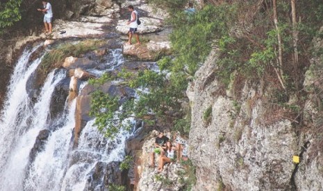 Banyak turis melakukan aksi berbahaya, selfie di area terlarang air terjun