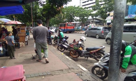 Banyak warga memarkir motor dan mobil di depan Stasiun Pasar Senen meski ada rambu dilarang berhenti