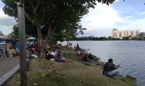 Banyak warga yang membuang sampah sembarangan di Danau Sunter