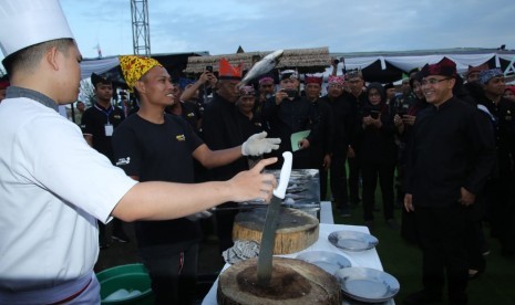 Banyuwangi menggelar Fisih Market Festival di Kampung Mandar, Banyuwangi. Festival yang digelar Ahad (8/9) ini sekaligus mengenalkan kawasan nelayan Kampung Mandar sebagai pusat kuliner sea food di kawasan kota Banyuwangi.