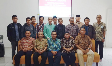 Bapak-bapak dari  Yayasan Al Muqorrobin, Depok, mengikuti kegiatan pelatihan suprarasional.