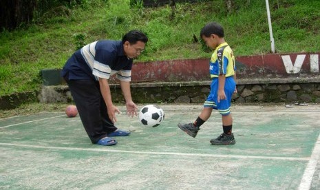 Bapak dan Anak Main bola di Lapangan (ilustrasi).