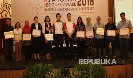 Bapak Jon Tan, CEO Decorative Paints Nippon Paint Indonesia & Bapak Mark Liew, Assistant General Manager Nippon Paint Indonesia dengan perwakilan universitas di Indonesia bersama-sama mendukung kompetisi Asia Young Designer Award 2018 dan berkomitmen memajukan industri desain dan arsitektur.