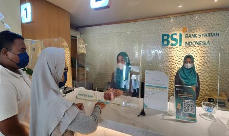 Bapak Samin didampingi istri membuka tabungan haji di Bank Syariah Indonesia (BSI) Cabang Solo, Jawa Tengah. Foto ilustrasi.