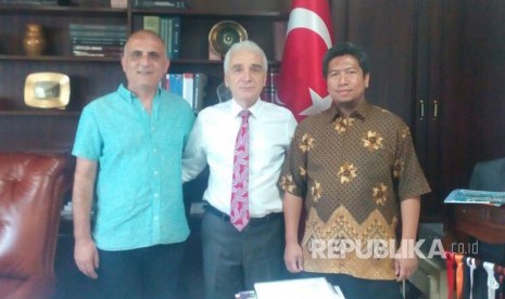 Sander Gurbuz, Duta Besar Republik Turki untuk Republik Indonesia, Bapak Mustafa Aslan, koordinator University di Turki, dan Doddy C Hidayat Putra, Presiden Yayasan Pendidikan Indonesia Turki.