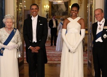 Barack Obama dan Michelle berpose bersama dengan Ratu Elizabeth dan Pangeran Philip