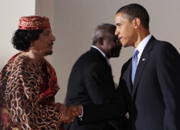 Barack Obama dan Muammar Qaddafi di sebuah acara G8 tahun 2009.