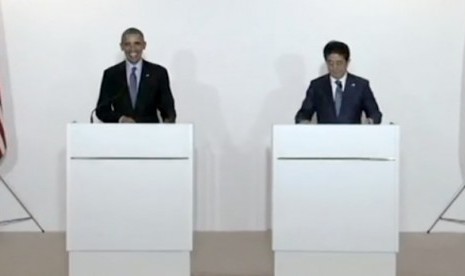 Barack Obama (kiri) dan Shinzo Abe (kanan) 