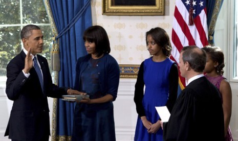 Barack Obama resmi dilantik untuk masa jabatan keduanya sebagai Presiden Amerika Serikat, Ahad (21/1). Upacara pelantikan di Blue Room, Gedung Putih itu dipimpin Ketua Mahkamah Agung AS John Roberts. 