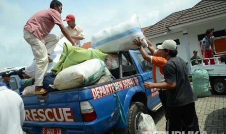  Barang-barang eks Gafatar siap di angkut menuju daearahnya masing-masing di Balai Pemberdayaan Sosial Bina Remaja (BPSBR) Dinas Sosial Jabar di Cibabat, Kota Cimahi, Senin (1/2).